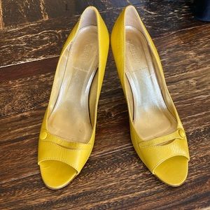 Beautiful vintage J. Crew peep toe pumps.